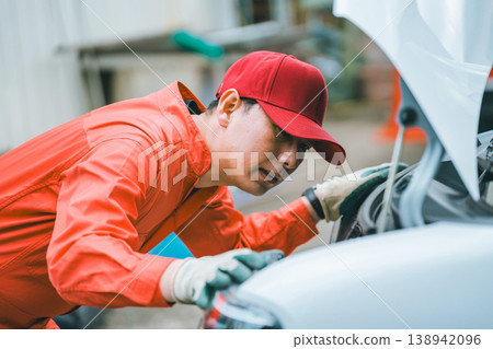 Auto mechanic 138942096