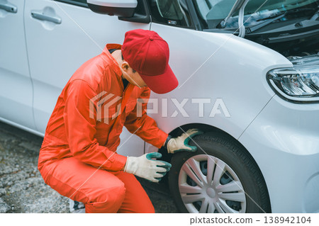 Auto mechanic 138942104
