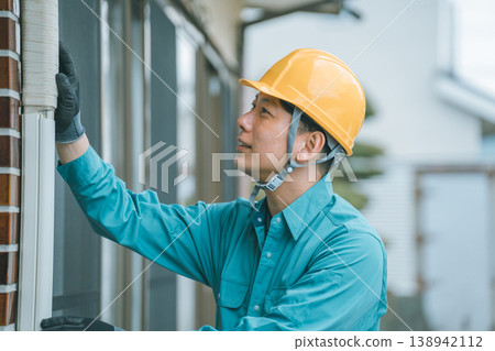 Electrical worker  138942112