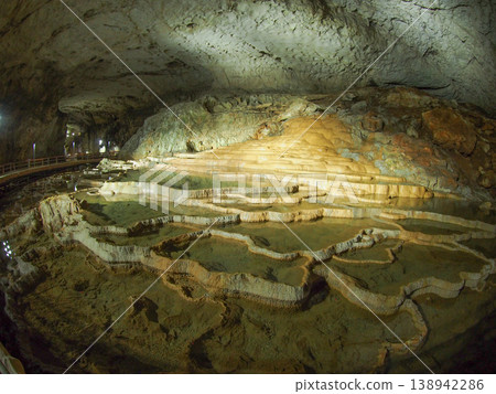 來自山口縣峰市秋吉洞的一百個盤子 138942286