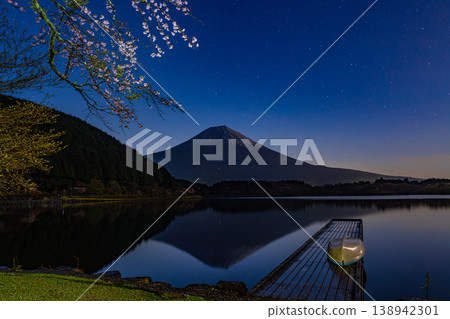(靜岡郡)狸湖:黎明前湖邊的櫻花和富士山 (靜岡郡)狸湖:黎明前湖邊的櫻花和富士山 138942301