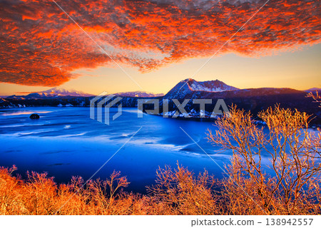 A beautiful morning at Lake Mashu in the depths of winter 138942557