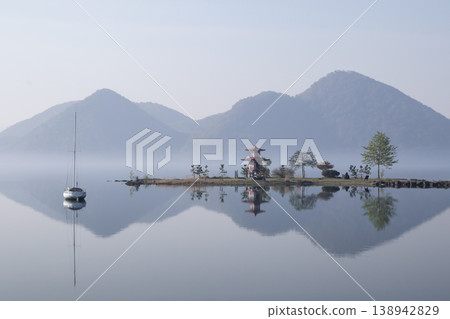 晨霧中的洞爺湖 晨霧中的洞爺湖 138942829
