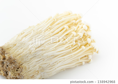 白色背景上的金針菇特寫 138942968