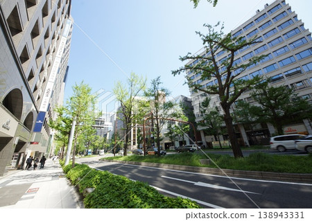 The Midosuji streetscape in the fresh greenery 138943331