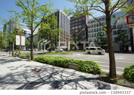 綠意盎然的御堂筋街景 綠意盎然的御堂筋街景 138943337