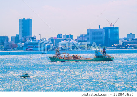 日本橫濱的新都市景觀。橫濱大棧橋碼頭的珊瑚公主號與飛鳥三號郵輪、第五號隅瀨丸、橫濱關內塔… 日本橫濱的新都市景觀。橫濱大棧橋碼頭的珊瑚公主號與飛鳥三號郵輪、第五號隅瀨丸、橫濱關內塔… 138943655