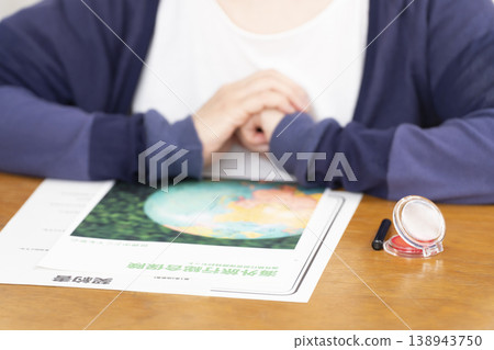一位老婦人正在簽署並蓋章她的海外旅行保險合約。 一位老婦人正在簽署並蓋章她的海外旅行保險合約。 138943750