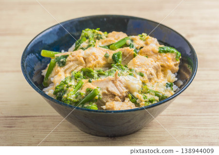 Rapeseed flower and chicken rice bowl Rapeseed flower and chicken rice bowl 138944009