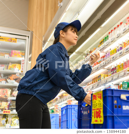 一位女店員正在超市檢查商品。 138944180
