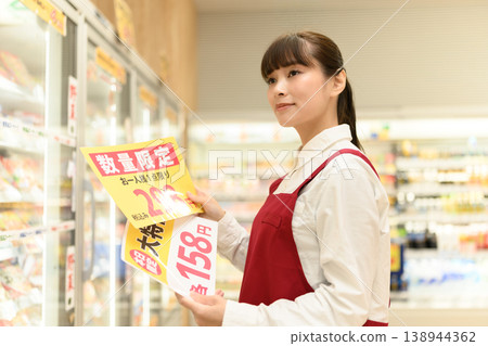 一位女店員在超市挑選打折商品。 138944362