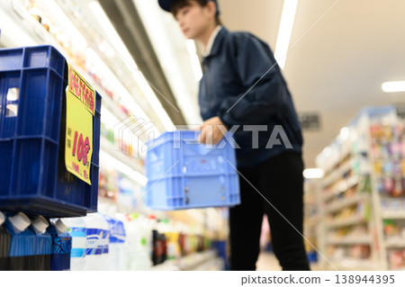 店員正在補貨。 138944395