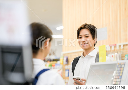 一男一女在收銀台邊交談 138944396