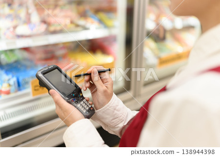 負責庫存管理的店員 138944398