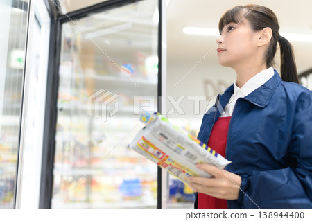 超市女店員手捧商品 138944400