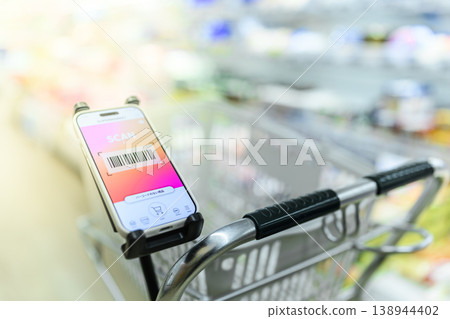 用智慧型手機掃描條碼 用智慧型手機掃描條碼 138944402
