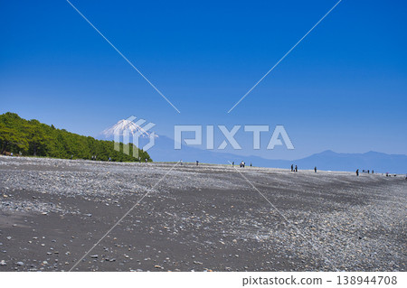 [Shizuoka Prefecture] Miho no Matsubara and Mt. Fuji 138944708