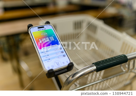 智慧型手機用於超市自助結帳 智慧型手機用於超市自助結帳 138944721