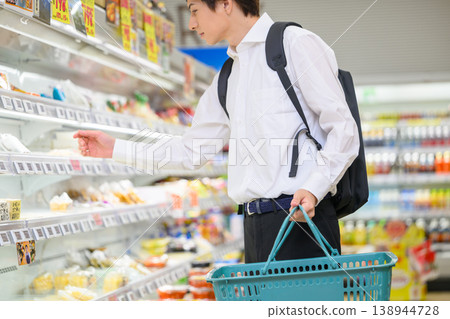 一位男顧客拿起一件商品。 138944728