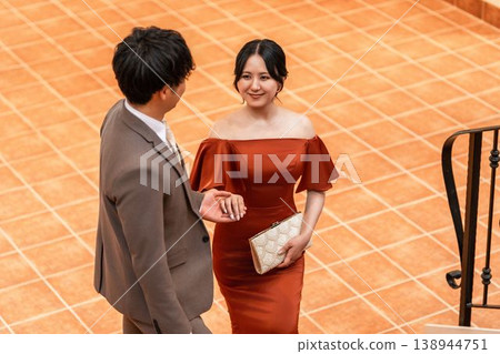一對受邀參加聚會或晚宴的富裕夫婦。 138944751