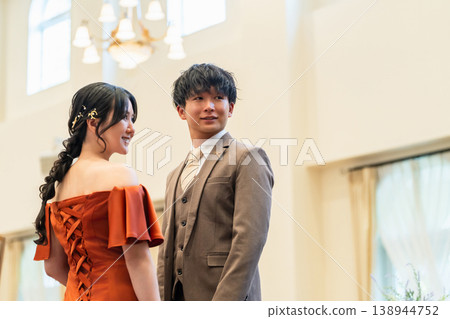 新郎新娘在婚禮宴會場地拍攝婚前照片。 138944752