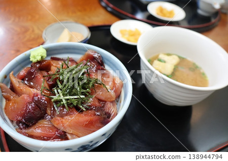日本套餐,包括海鮮蓋飯,上面放有新鮮刺身和味噌湯。 日本套餐,包括海鮮蓋飯,上面放有新鮮刺身和味噌湯。 138944794