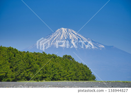 [Shizuoka Prefecture] Miho no Matsubara and Mt. Fuji 138944827