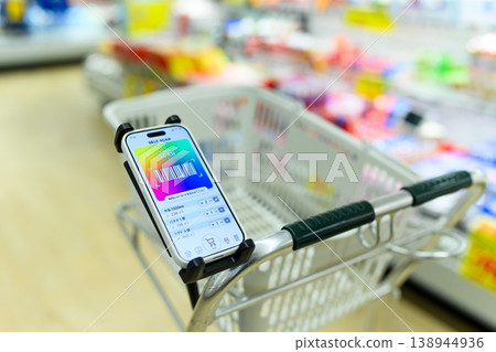 智慧型手機用於超市自助結帳 138944936
