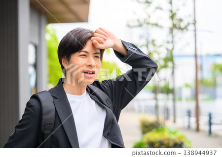 A man trying to escape the heat 138944937