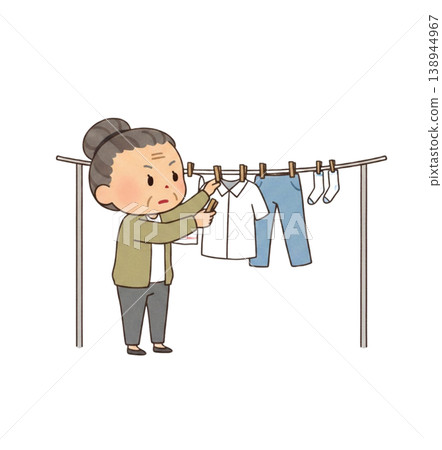奶奶正在晾衣服。 奶奶正在晾衣服。 138944967
