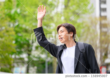 一個男人揮手 138945007