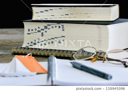 一個簡單的書桌場景，非常適合學習 138945096