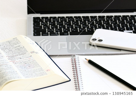 桌上型電腦前備有筆記本和文具,方便學習。 桌上型電腦前備有筆記本和文具,方便學習。 138945165
