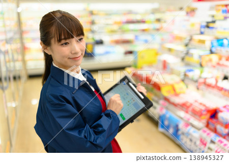 超市員工手持平板電腦 138945327