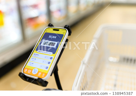 智慧型手機用於超市自助結帳 138945387
