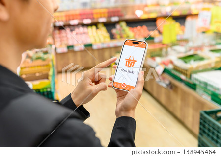 顧客使用智慧型手機進行自助結帳 138945464