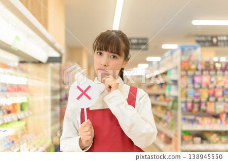 一位女店員對「X」標誌感到困惑。 138945550