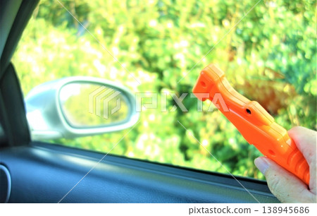 用於從車門卡住的汽車中逃生的破窗錘。 138945686