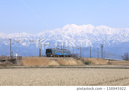 [Ainokaze Toyama Railway] Tateyama Mountain Range and 521 Series 0-series train (Ainokaze Toyama Railway Line: Mizuhashi to Higashi-Toyama) 138945922