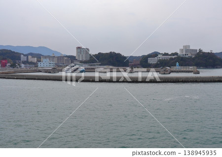 從鳥羽港(鳥羽海運碼頭)眺望貞濱碼頭全景 從鳥羽港(鳥羽海運碼頭)眺望貞濱碼頭全景 138945935