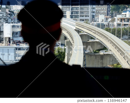 從駕駛座看到的單軌列車司機和彎曲的軌道：穿過城市的架空鐵路 | 部落格、教育、交通 138946147