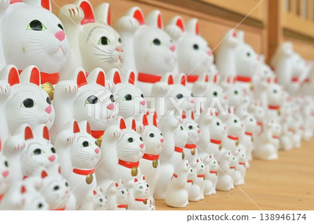 Lots of lucky cats Lots of lucky cats 138946174