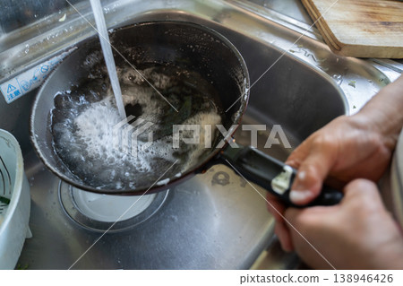 在水槽裡清洗煎鍋 138946426