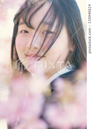 春日的陽光下,一位女學生臉上洋溢著希望的笑容。成長、美麗、護膚、畢業。 春日的陽光下,一位女學生臉上洋溢著希望的笑容。成長、美麗、護膚、畢業。 138946624