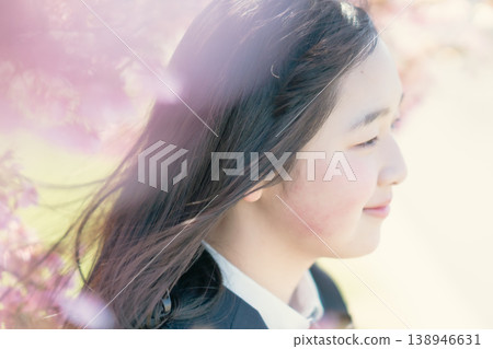 身穿校服的女孩在櫻花樹的襯托下露出甜美的笑容。 (關鍵字:化妝品,美白,青春,浪漫,青少年) 身穿校服的女孩在櫻花樹的襯托下露出甜美的笑容。 (關鍵字:化妝品,美白,青春,浪漫,青少年) 138946631