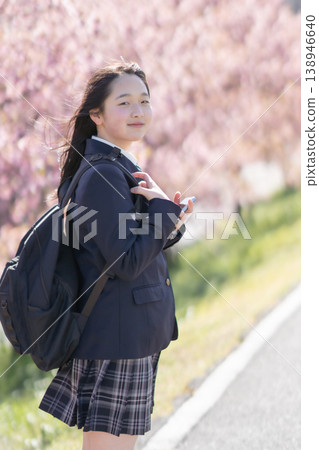 一幅女學生身穿西裝外套,走在櫻花樹下上學的肖像畫。 一幅女學生身穿西裝外套,走在櫻花樹下上學的肖像畫。 138946640