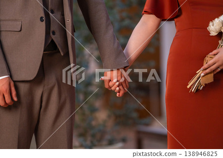 婚禮現場,新郎新娘手牽手走過,鏡頭特寫(夜間婚禮,婚禮,亞洲夫婦)。 婚禮現場,新郎新娘手牽手走過,鏡頭特寫(夜間婚禮,婚禮,亞洲夫婦)。 138946825