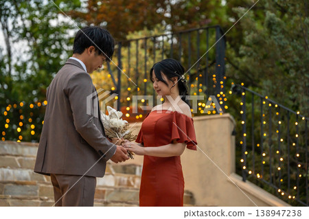身穿婚禮禮服的新郎新娘在婚禮現場面對面交換誓言。 138947238