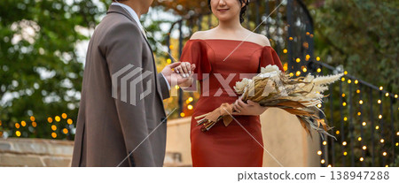 身穿彩色禮服的新郎新娘，夜間婚禮，婚禮照片 138947288