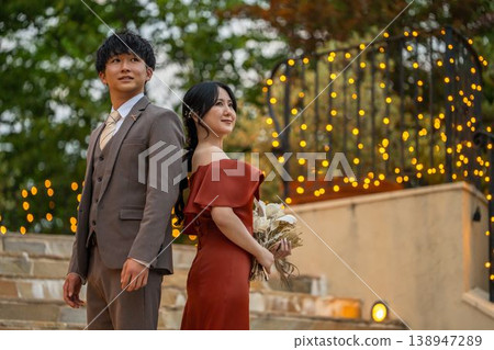 身穿彩色禮服的新郎新娘，夜間婚禮，婚禮照片 138947289